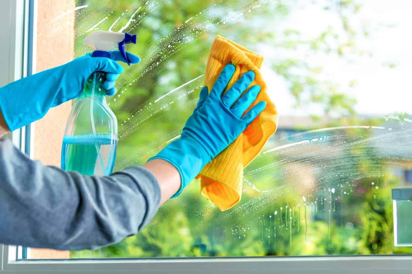 cleaning glass 1 1400x934
